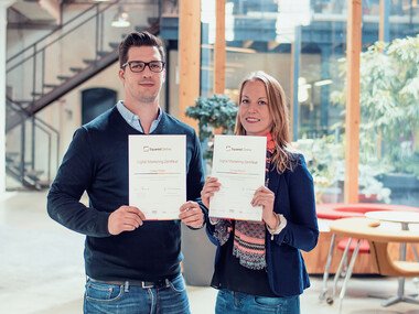 Sandra Resch und Lukas Höller, Senior Campaign Manager bei elements,  haben den Squared Online Kurs für Digital Marketing und Leadership erfolgreich absolviert. | © elements